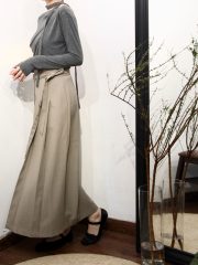 Beige split pleated belt skirt